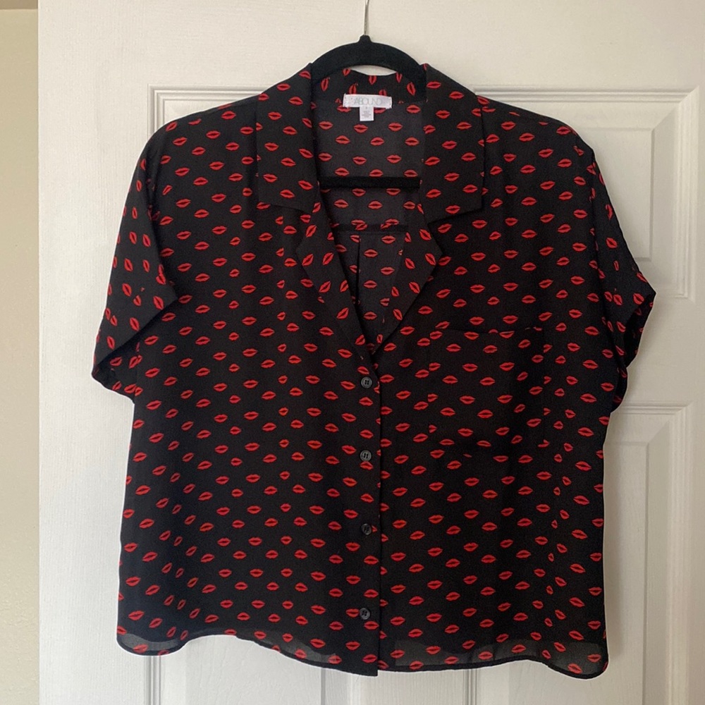 Cropped black top with red lips